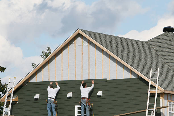 Professional Vinyl Siding technician working in Bellville, OH